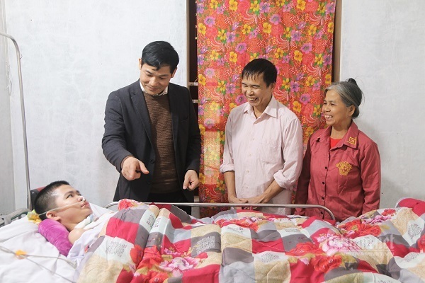 Ngày trở về thu hút khắp xóm làng của cậu bé sống thực vật 2 năm