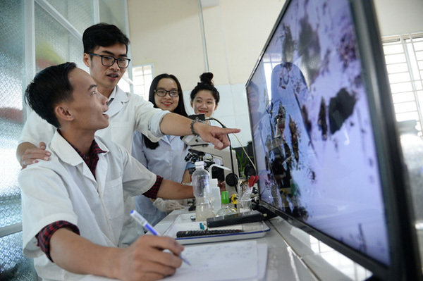 Bonuses encourage lecturers to do scientific research, but problems remain