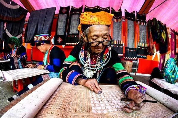 Nhờ học nghề dệt vài lanh, người Mông không còn phải ăn mèn mén thay cơm