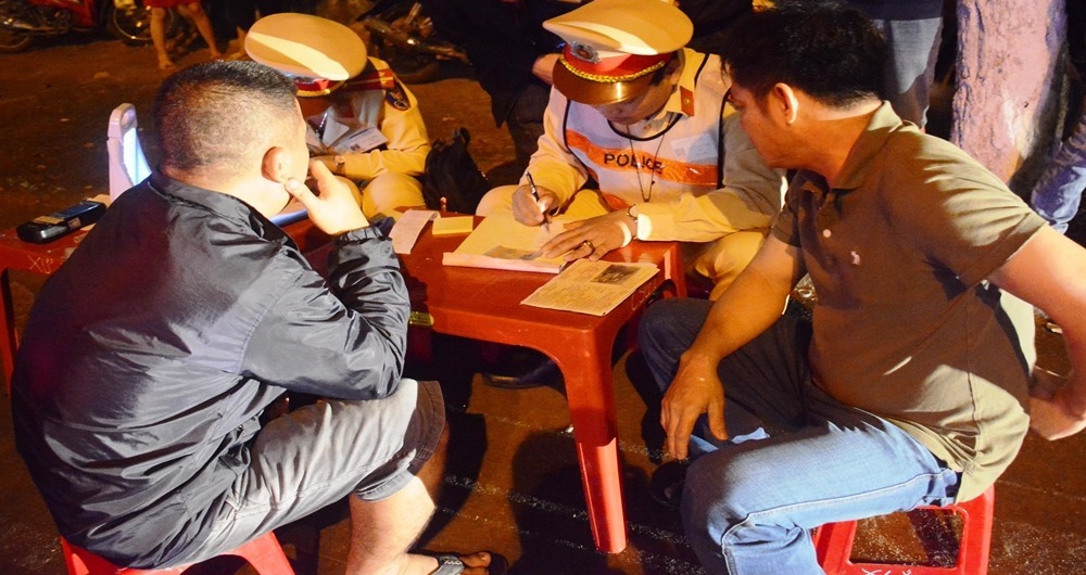 Uống 1 ly rượu thuốc, chở vợ đi mua đồ bị phạt 7 triệu, tước GPLX 11 tháng