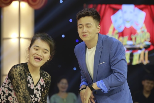 Ngô Kiến Huy bị nữ thí sinh sún răng đòi hôn ngay trên sân khấu