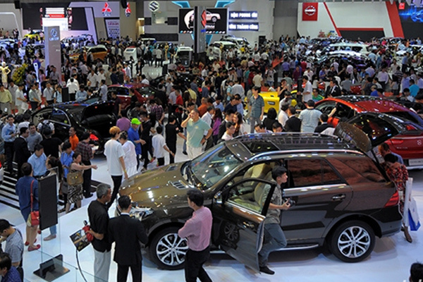 Cuối năm ô tô giảm giá ‘bất thường’, khách hàng hưởng lợi