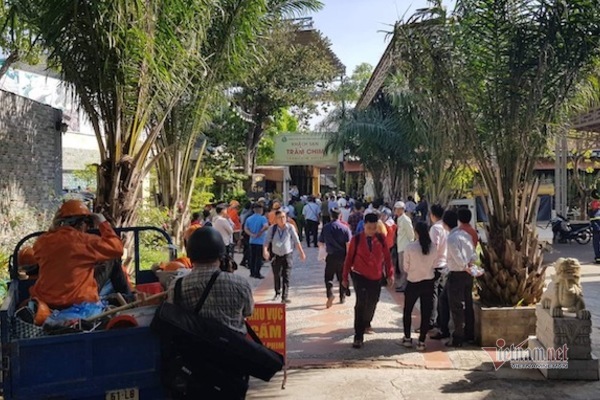 Đang cưỡng chế công trình vi phạm tại “tổ hợp ăn chơi” Tràm Chim Resort