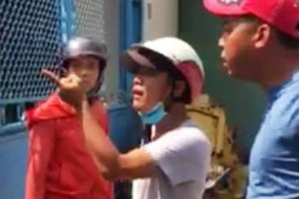 Đỗ ô tô sai quy định, người phụ nữ dọa cho CSGT rớt chức