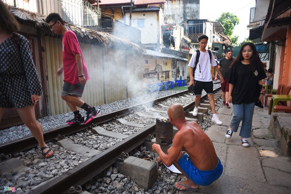 Hanoians still burn 23,000 honeycomb charcoal stoves each day