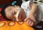 Bé trai 5 tháng tuổi khổ sở, kiệt sức vì mắc 10 căn bệnh