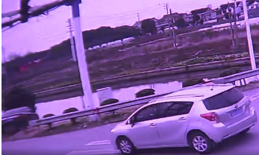 Va quệt với xe khác, ô tô lao thẳng xuống sông