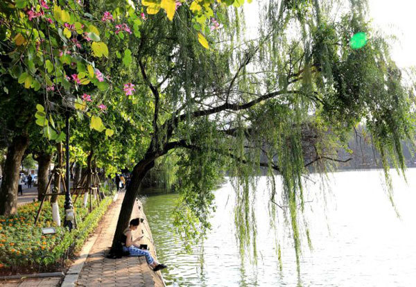 Hanoians applaud plan to build embankment around Hoan Kiem Lake