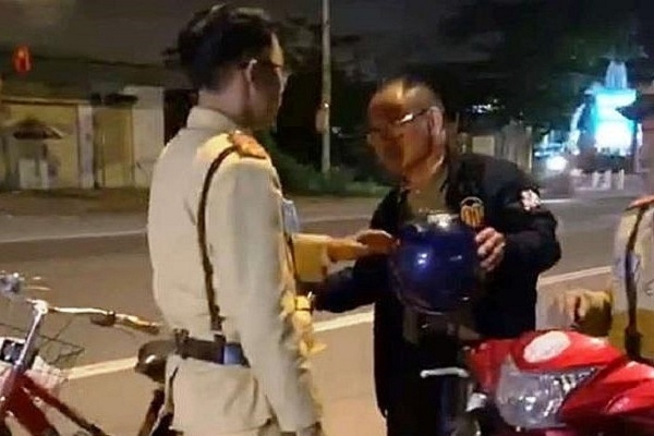Người đàn ông Trung Quốc 'phê' rượu đi xe đạp bị phạt 500 ngàn đồng