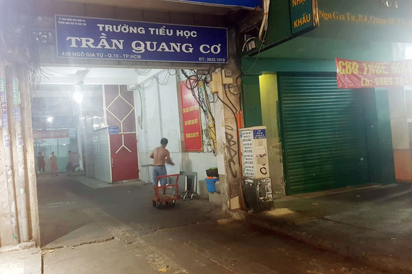 Học sinh lớp 3 xích mích, phụ huynh lao vào ẩu đả, đánh cả thầy hiệu phó