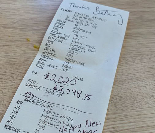 Vui tiệc năm mới, đại gia bo nữ tiếp viên gần 50 triệu đồng