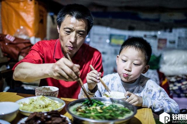 Bố con người bốc vác nổi tiếng nhờ 1 bức ảnh