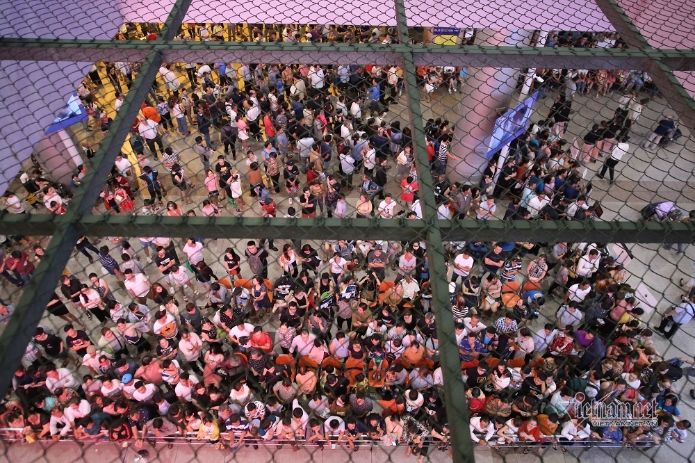 Gà gật xuyên đêm giữa biển người đón Việt kiều ở Tân Sơn Nhất