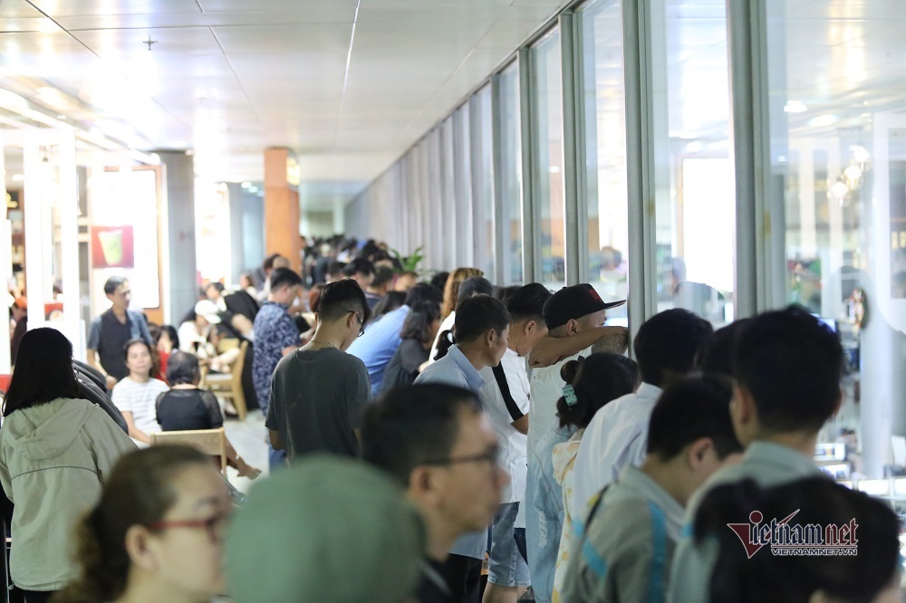 Gà gật xuyên đêm giữa biển người đón Việt kiều ở Tân Sơn Nhất