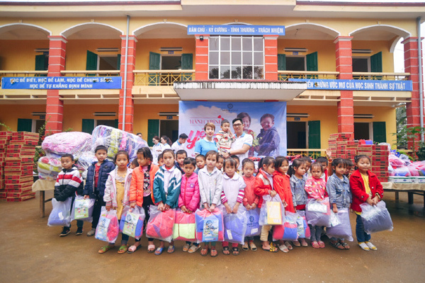 Tặng áo ấm cho học sinh vùng khó Yên Bái