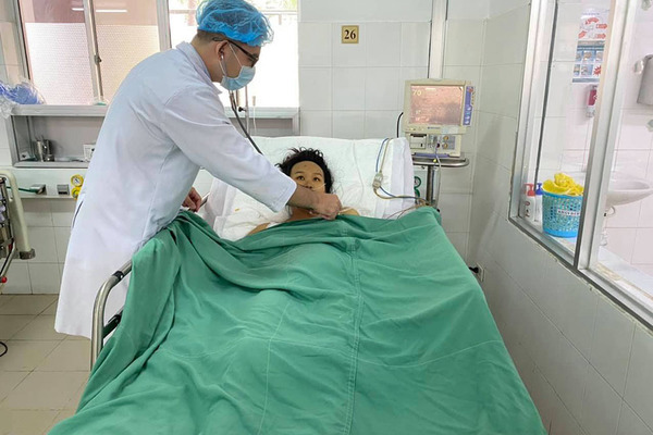 Sản phụ 19 tuổi vừa sinh song thai bị nguy kịch được cứu sống thần kỳ