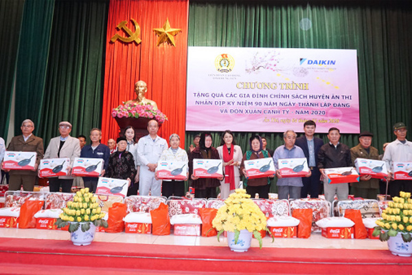 Daikin Việt Nam tặng quà Tết cho 100 gia đình khó khăn ở Hưng Yên