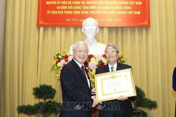 Nguyên Chủ tịch nước Trần Đức Lương nhận huy hiệu 60 năm tuổi Đảng