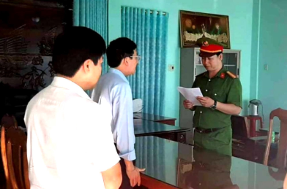 Nghe VietNamNet: Chủ tịch huyện ở Gia Lai bị bắt vì tham ô tiền xây nghĩa trang liệt sĩ
