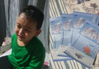 Cậu bé 7 tuổi bán châu chấu kiếm tiền vào ngày thứ 2 đi học
