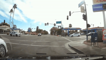 Phóng nhanh, xe con đâm xe cảnh sát khi qua giao lộ