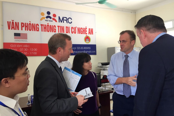 39 người chết trong container: Đại sứ Anh đi Nghệ An, Hà Tĩnh thăm hỏi gia đình nạn nhân