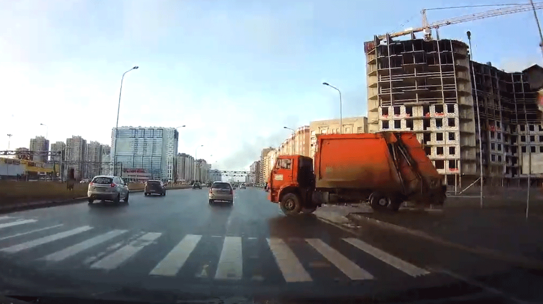 Xe chở rác phóng nhanh, lật ngửa, hạ gục cột đèn trên đường