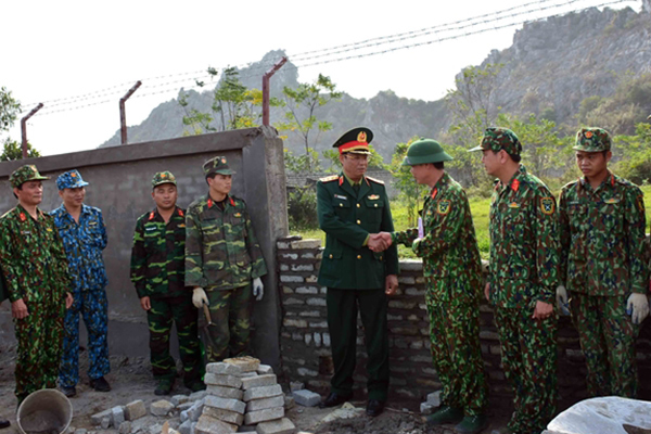 Lãnh đạo Tổng cục Chính trị thăm các đơn vị thi công tường rào bảo vệ sân bay Miếu Môn