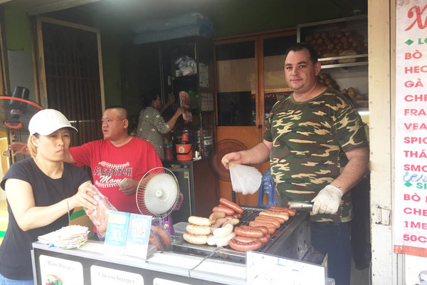 Người Hà Lan nướng xúc xích ở Sài Gòn: Thích Tết Việt vì được lì xì