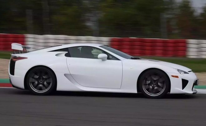 Mẫu xe Lexus đã khai tử 8 năm vẫn... bán chạy