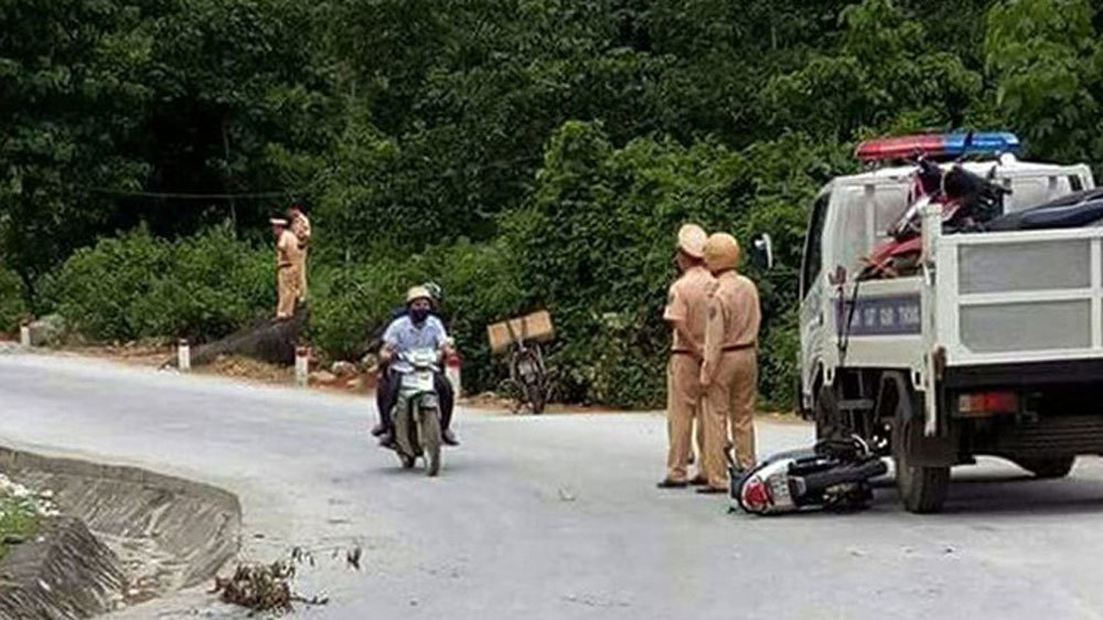 Không chấp hành hiệu lệnh, thanh niên tông thẳng vào Đại úy CSGT