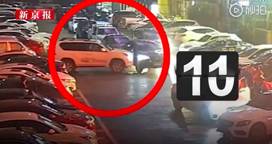 Hành động sốc của tài xế nữ khi ô tô bị chắn đường