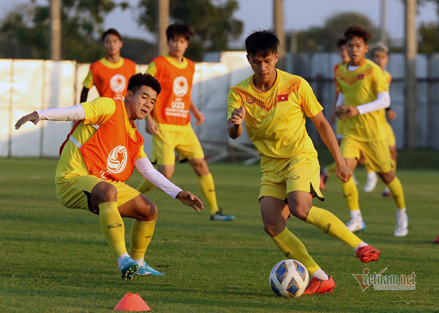 Quang Hải, Đức Chinh mướt mồ hôi luyện chiêu tủ đấu UAE