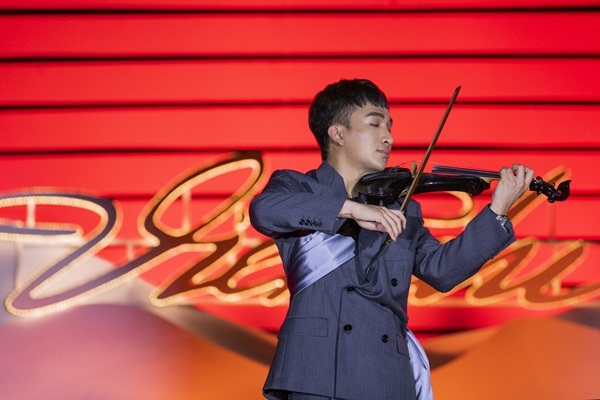 Hoàng Rob, Hà Trần thăng hoa trong concert violin trên du thuyền