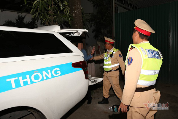 Uống rượu vẫn lái xe, Phó phòng giáo dục ở Quảng Bình bị phạt 35 triệu