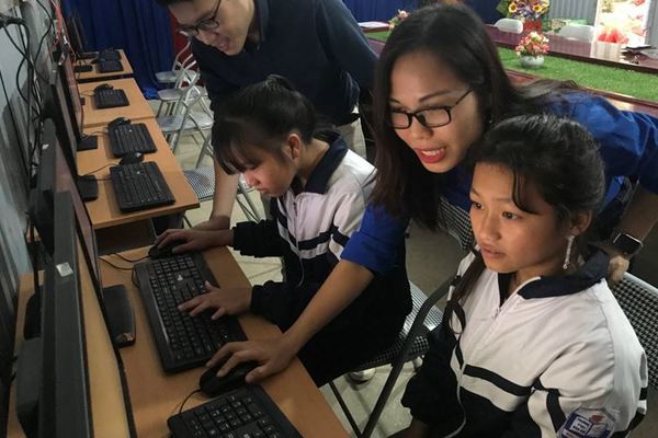 Đoàn thanh niên Bộ TT&TT thăm và tặng quà người dân Bắc Kạn