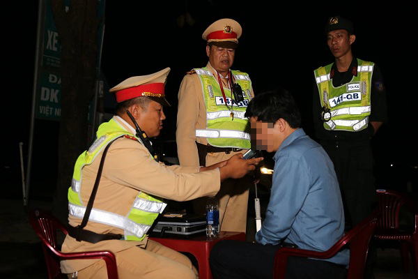 Nghe VietNamNet: Xem xét kỷ luật Phó phòng giáo dục lái xe lúc say xỉn