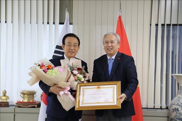 Former governor of RoK province honoured