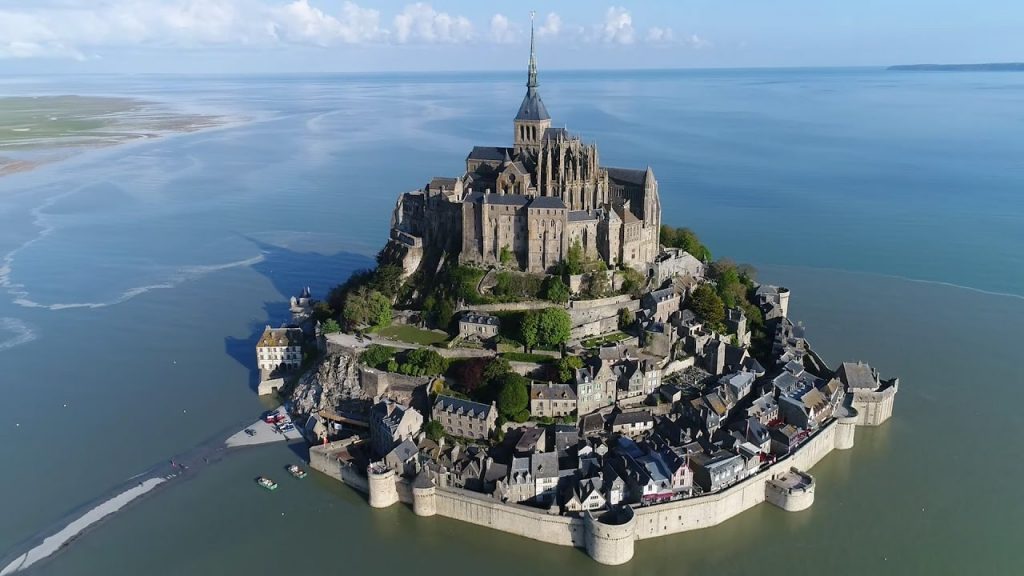 Mont Saint Michel - đảo đá nổi giữa lòng biển khơi