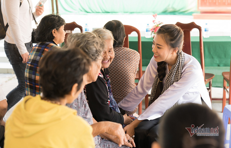 Á hậu Kim Duyên đi dép tổ ong thăm lại quê nhà