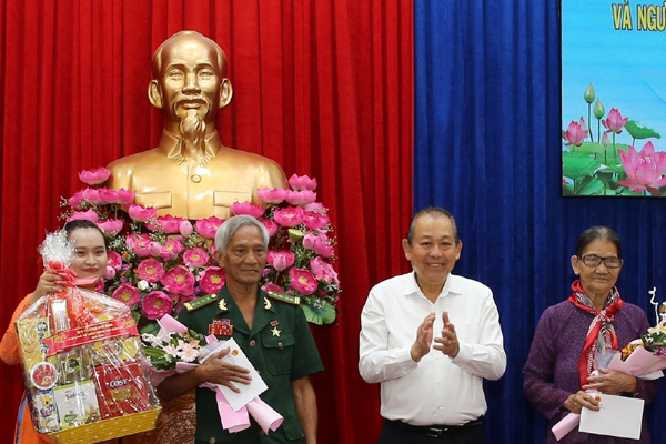 Phó Thủ tướng thường trực tặng quà người có công, đồng bào Chăm