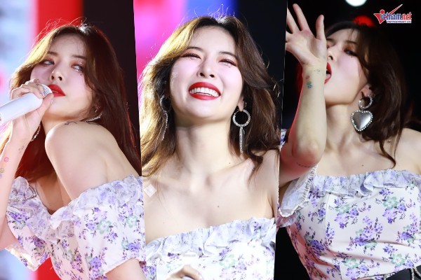 HyunA vai trần bốc lửa, đốt cháy sân khấu cùng Monsta X