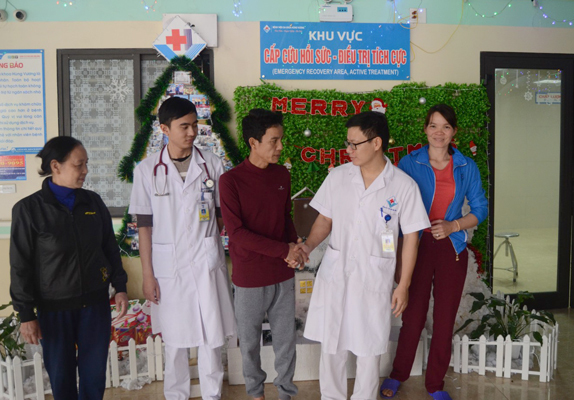 3 xe cấp cứu viện trợ cứu người đàn ông tím đen, tim ngừng đập suốt 2 giờ