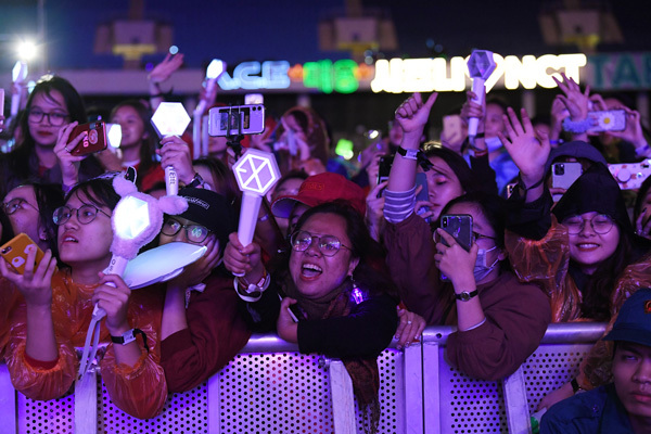 Hàng nghìn người hâm mộ đội mưa xem Đại nhạc hội K-Pop Super Concert