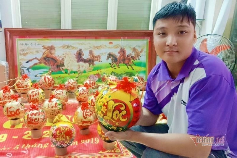 Thầy giáo vẽ quả thư pháp kiếm bộn tiền dịp Tết