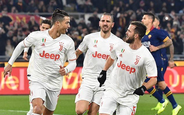 Ronaldo lập công, Juventus vô địch lượt đi Serie A