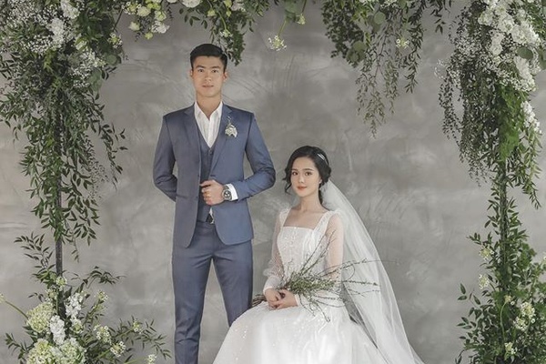 Trung vệ Duy Mạnh công bố ngày kết hôn