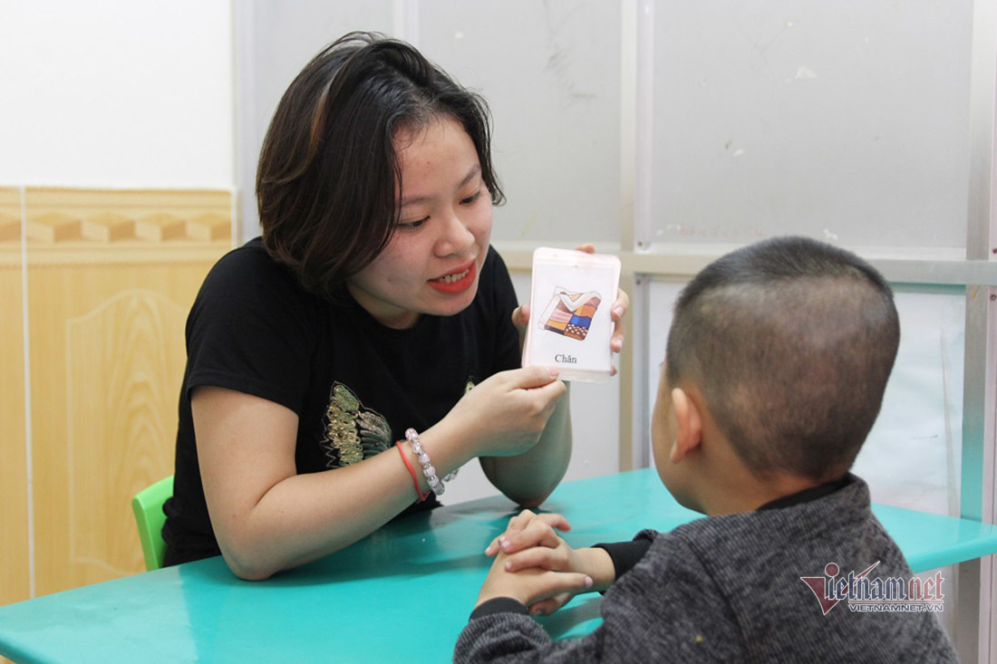 Nghẹn ngào dạy trẻ tự kỷ: ‘Cô giáo bật khóc lúc học sinh tiến bộ’