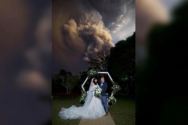 Cặp đôi Philippines kết hôn khi  lửa phun trào ở phía sau