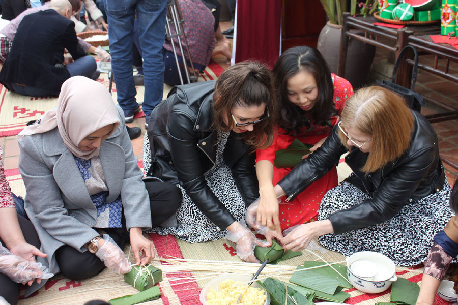 Đại sứ Tây say sưa thi gói bánh chưng, khám phá Tết Việt
